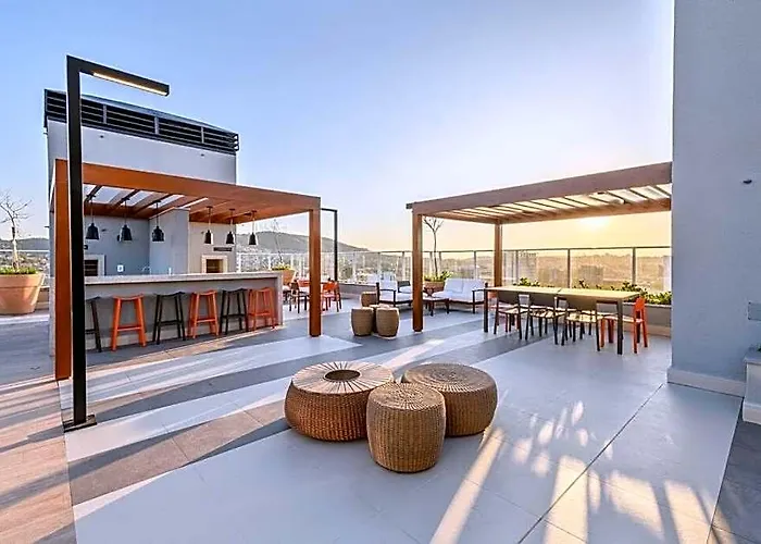 Life Experience, Netflix, Pool, Rooftop *